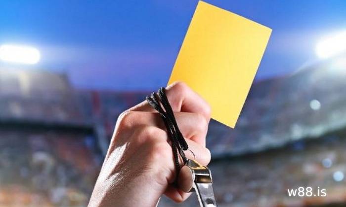 Bị thẻ vàng phạt bao nhiêu theo quy định FIFA?